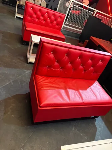 Sofá Vermelho Estiloso para Ambientes Modernos