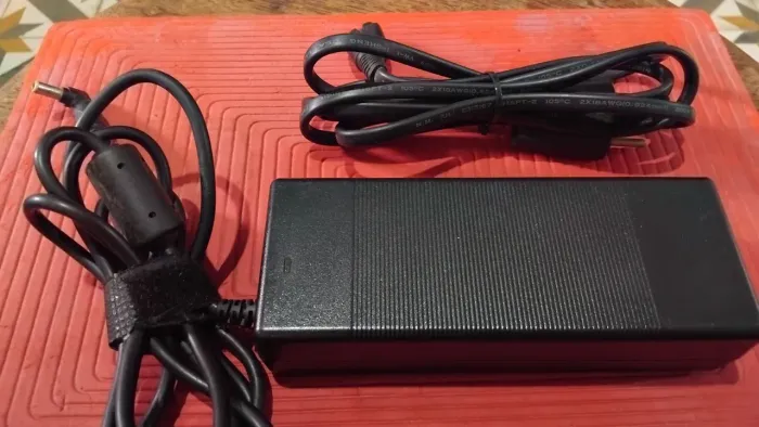 Fonte/Carregador Universal Notebook + Adaptadores