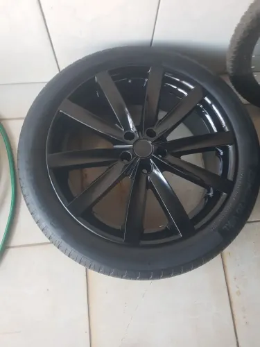 Vendo rodas do jetta aro 20com pneus continental 