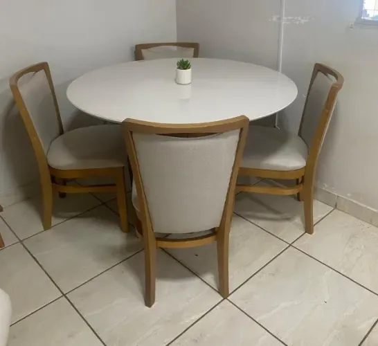 Mesa de Jantar Isis com 4 Cadeiras Marina 120x120 Novo com garantia
