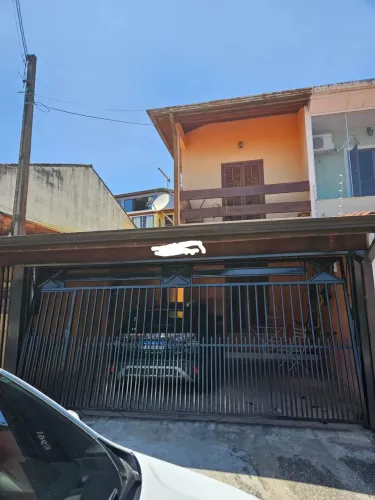 Sobrado para venda possui 107 metros quadrados com 3 quartos