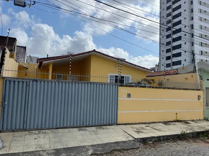 NEGOCIÁVEL- CASA 4 QUARTOS EM LAGOA NOVA - UMA RUA DA PRAÇA DAS MANGUEIRAS