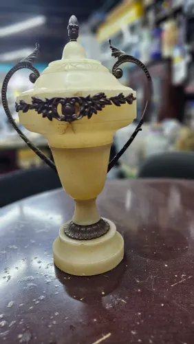 Ânfora antiga feito em alabastro e bronze.