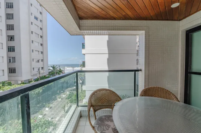 Apartamento à venda em condomínio fechado, praia de Pitangueiras, Guarujá. A poucos metros