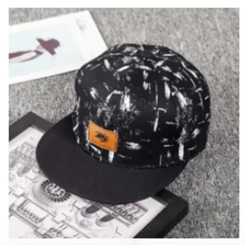 Boné New Fashion preto com detalhes em branco