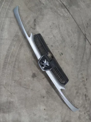Grade símbolo bigode Peugeot 206