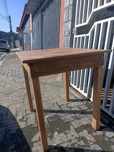 Mesa de madeira cedrinho