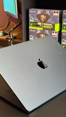 MacBook Air m4 com tela de 15.3