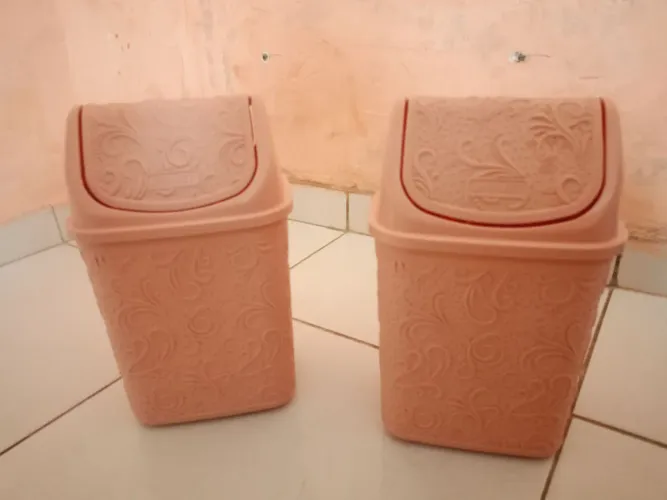 Vendo dois lixeiros rosa floral Em ITABAIANA-SE
