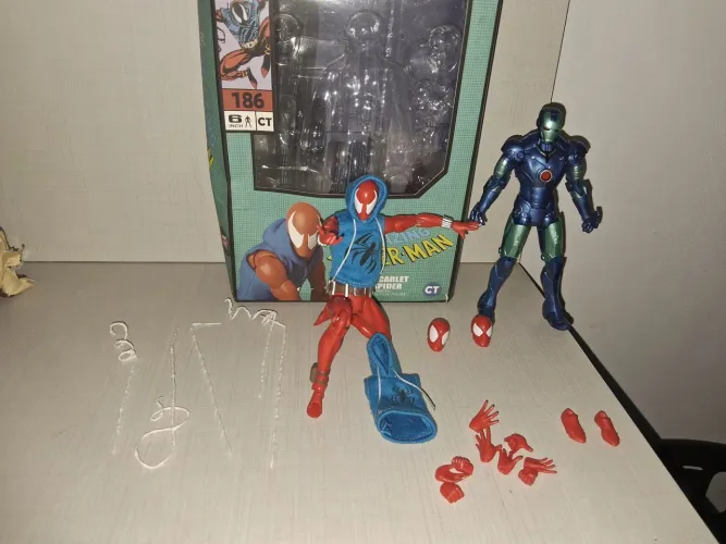 Spider man scarlet ct toys com detalhe mais homem de ferro sh boot ( leia bem o anuncio)