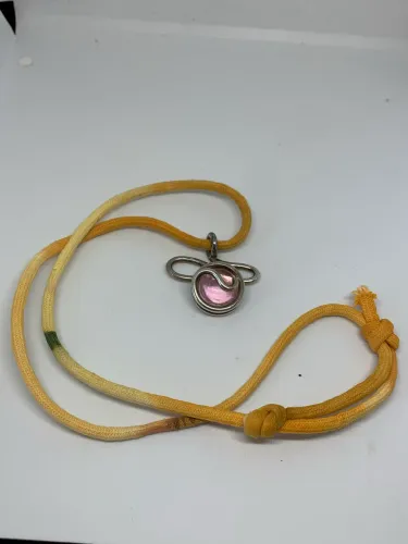 colar de prata 999 Nobu com pedra rosa