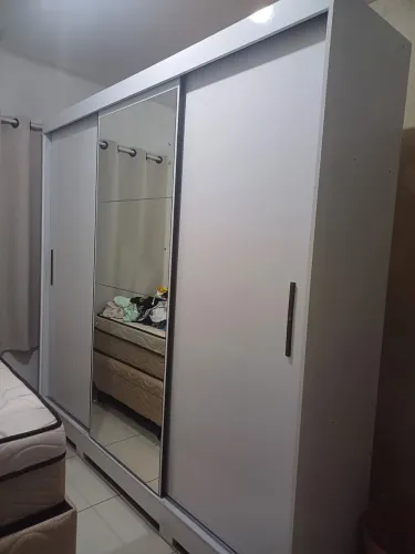 Vendo, guarda roupa seminovo (6 meses de uso) motivos de mudança . Não parcelo,só a vista