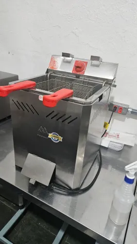 Fritadeira profissional MARCHSONI água e óleo de mesa, 25 litros.