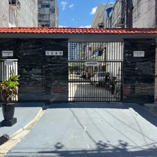 Aluga-se casa em Vila com portão eletrônico