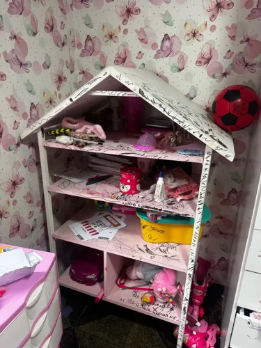 Vendo casa para bonecas de madeira ( precisa ser pintada)