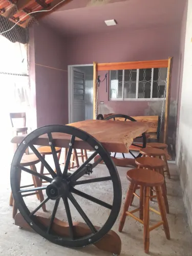 Mesa com rodas de carroça 