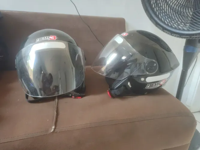 2 capacetes