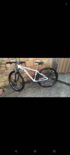 Vendo bike aro 29 pra quem gosta de pedala e curtir trilha bicicleta top e conservada.