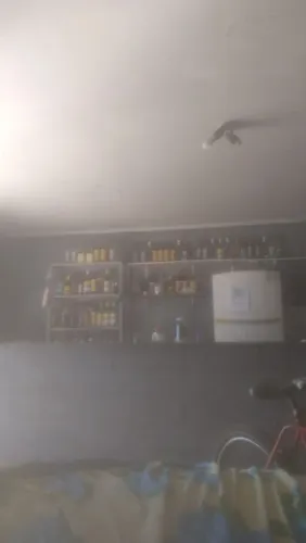 Bar bom tem dois frize três geladeira