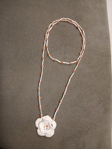 Colar de croché com missangas.