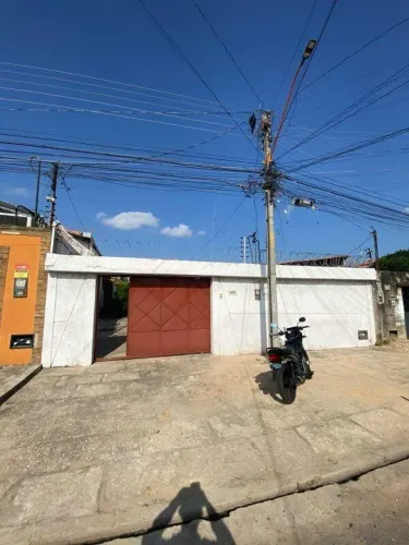 CASA RESIDENCIAL COM 02 VAGAS DE GARAGEM COBERTA NO BAIRRO PRIMAVERA.