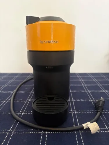 Máquina de Café Nespresso Vertuo Pop (Amarela) + Cápsulas - 127V