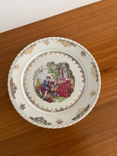 Prato Decorativo de Porcelana com estampa de "Cena Galante"