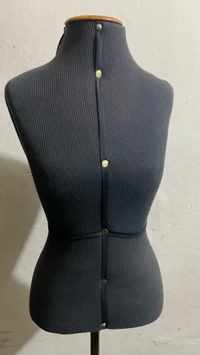 Manequim pedestal buço de costura feminino