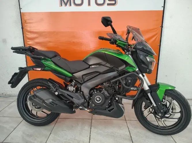 Bajaj 400 Dominar 2023 verde