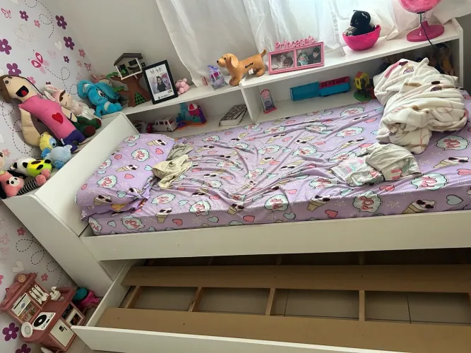Cama com auxiliar, baú e prateleiras