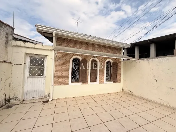 CASA À VENDA ? OPORTUNIDADE E LOCALIZAÇÃO SE UNEM essa Casa à venda em Atibaia Jardim, 2 q