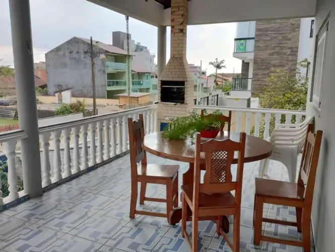Sobrado em Itapema do Norte - 3 Suítes e 01 quatro, 236 m²-Central ao lado do calçadão