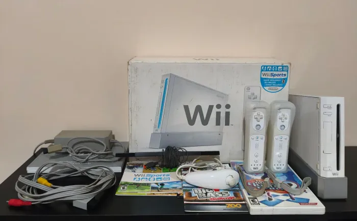 Nintendo Wii na caixa com jogos