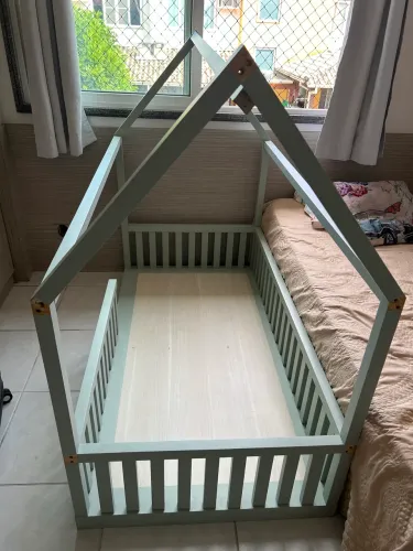 CAMA MONTESSORI VERDE MARCENARIA REALIZADA CONFORME PROJETO ARQUITETÔNICO