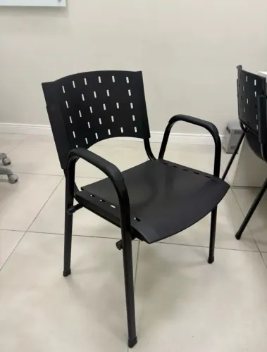 Cadeira Fixa Preta com Braços, Estrutura em Aço