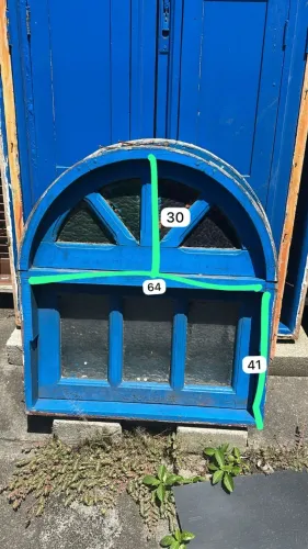 Janelas e básculas antigas, estilo colonial, de madeira Parajú