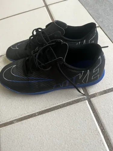 VENDO DUAS CHUTEIRAS NIKE 80 REAIS CADA 