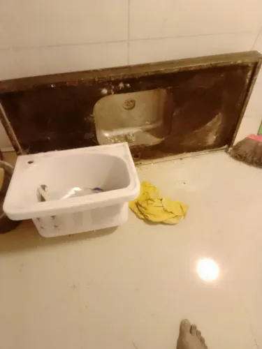 Uma porta de core uma piá de cozinha Mamoré uma cuba de lavar roupa de porcelana