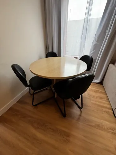Vendo mesa de escritório com 5 cadeiras e uma cadeira executiva!