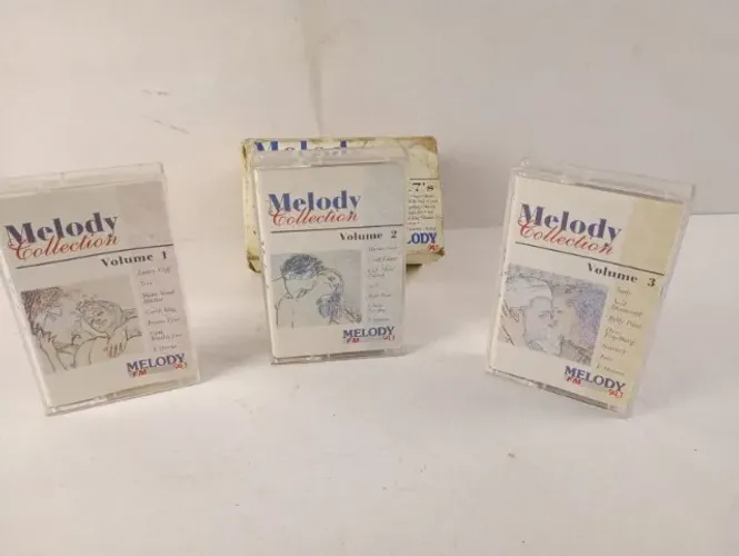 Box Incompleto Fitas K7 Melody Collection - Melody FM 94.1 (Vols 2 e 3 + Luva)