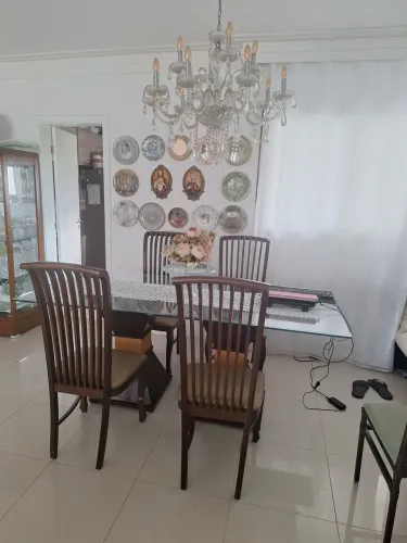 Mesa com 4 cadeiras tel para Maria *?