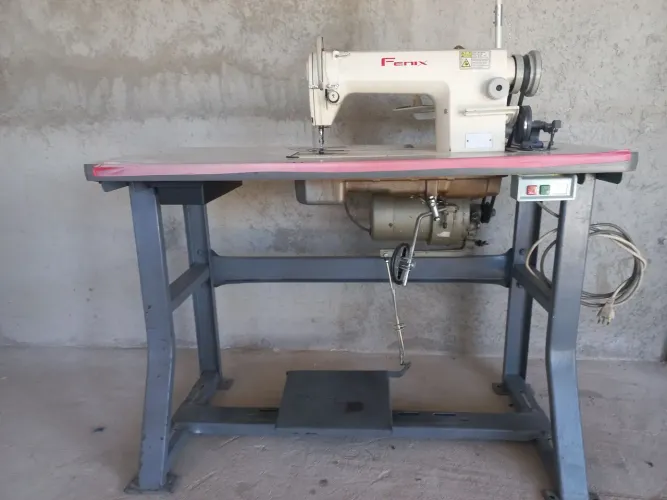 Máquina de costura reta industrial