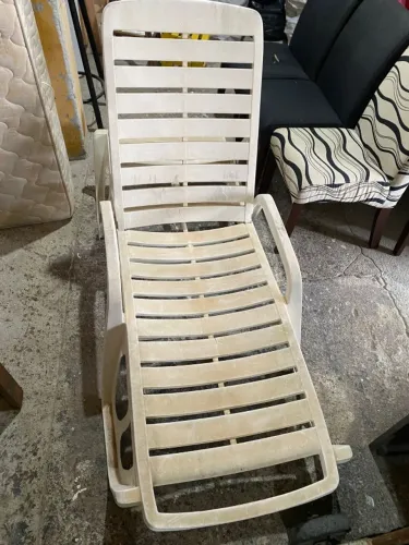 Espreguiçadeira branca, em bom estado.