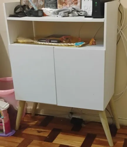 Aparador branco com pés palito