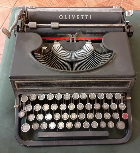 Máquina de escrever Olivetti Studio 42