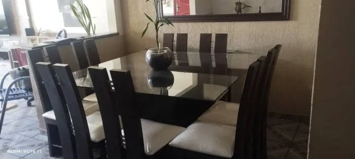 Mesa com 8 cadeiras mas aparador 