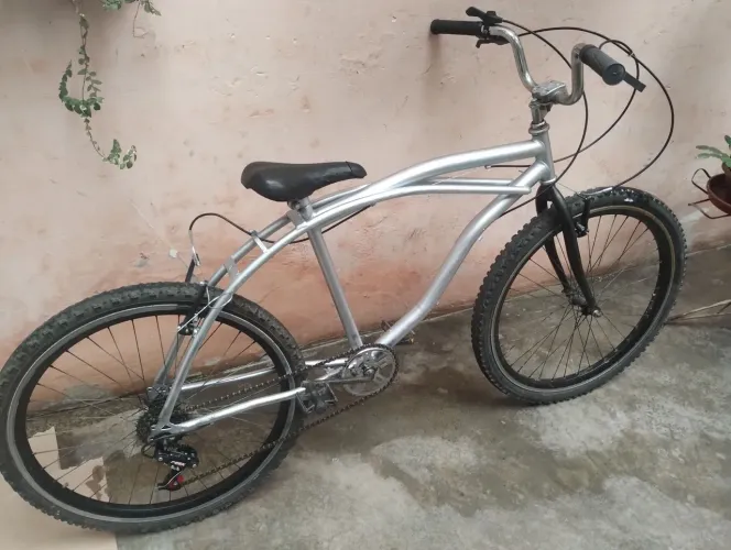 Vendo bike aro 26 caiçara ,com rodas vmax,as peças novas,.manetes,os freios.