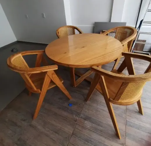 Mesa com cadeira