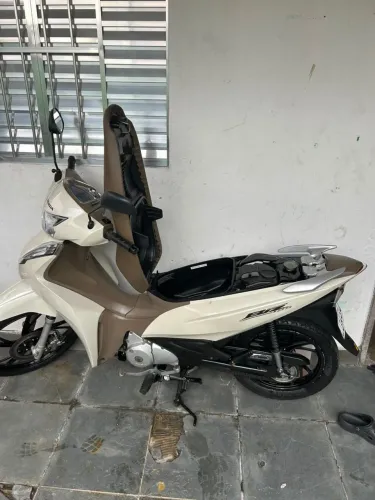 Honda Biz 125 2023 - 10.900 km - Branca Impecável