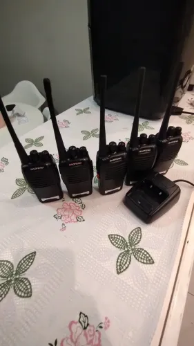 rádio comunicador Walkie Talkie Baofeng modelo BF-777S de cor preta.